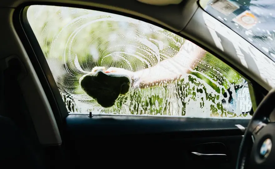 5 trików na szybkie sprzątanie auta przed podróżą