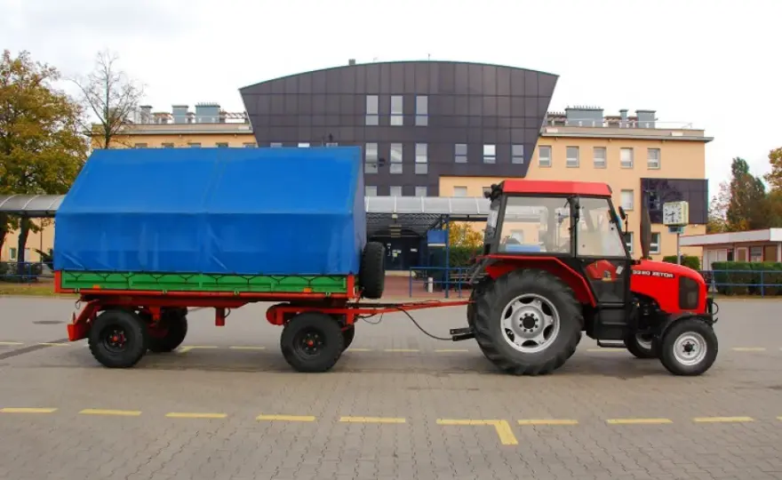 Jakie prawo jazdy na traktor z przyczepą? Kluczowe informacje i porady.
