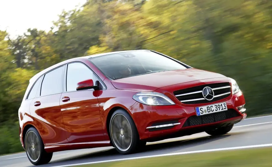 Mercedes Klasy B benzynowy – specyfikacja, historia i komfort jazdy