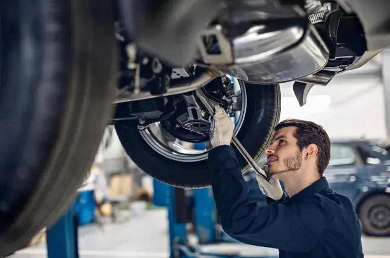 Ile zarabiają mechanicy samochodowi? Poznaj aktualne stawki w Polsce