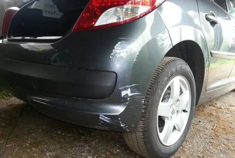 Skuteczne usuwanie rys z samochodu domowym sposobem: 5 tanich metod