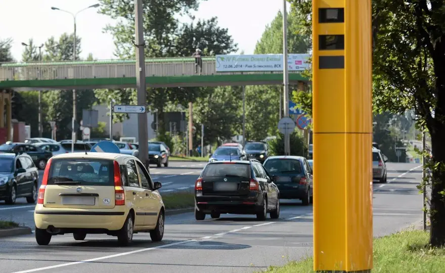 Fotoradar znak: Co musisz wiedzieć o ostrzeżeniach na drodze
