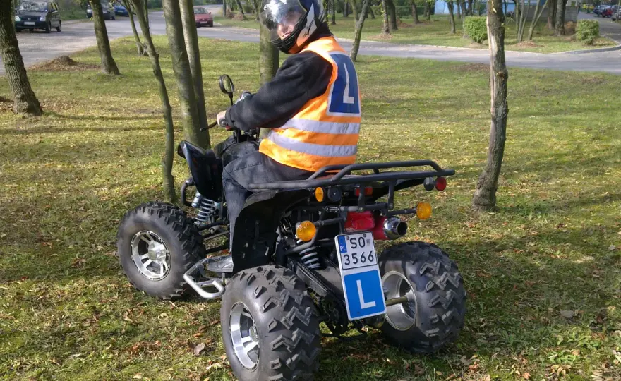 Które prawo jazdy na quada wybrać? Kompletny poradnik kategorii AM, B1, B