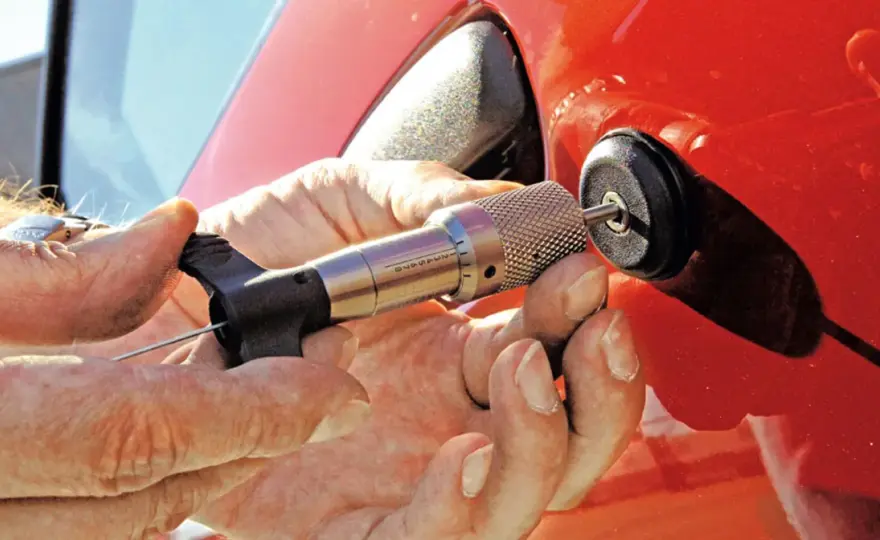 Jak otworzyć auto bez kluczyków? Sprawdzone metody i koszty