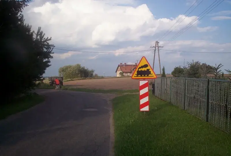 Znak przejazdu kolejowego bez zapór: zasady i bezpieczeństwo