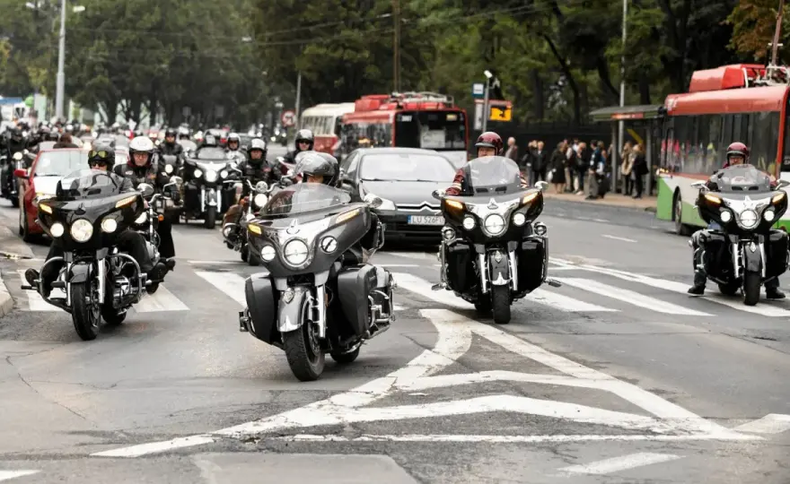 Jaki odstęp przy wyprzedzaniu motocyklisty? Poznaj zasady i uniknij mandatu