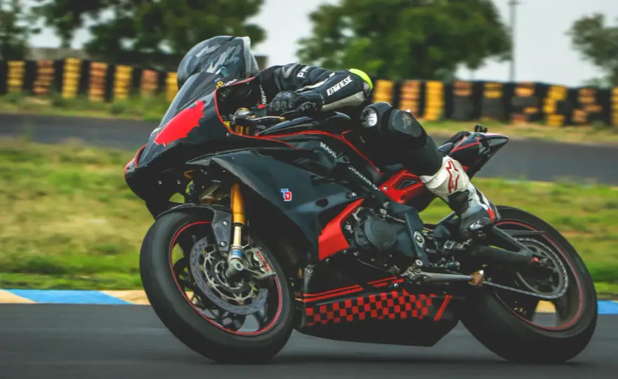 Co mają wspólnego rajdy, sporty motorowe i rozrywka online?