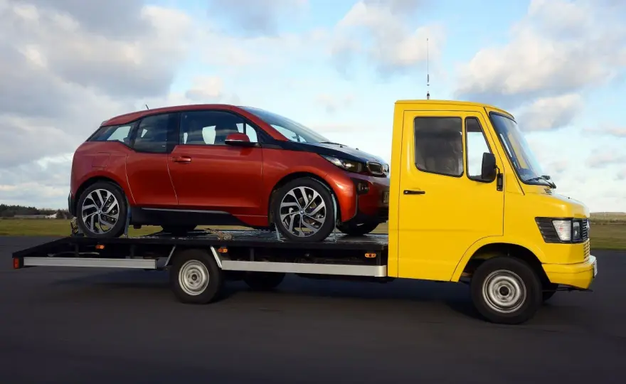Ile kosztuje prawo jazdy na lawetę? Sprawdź koszty B+E i C+E