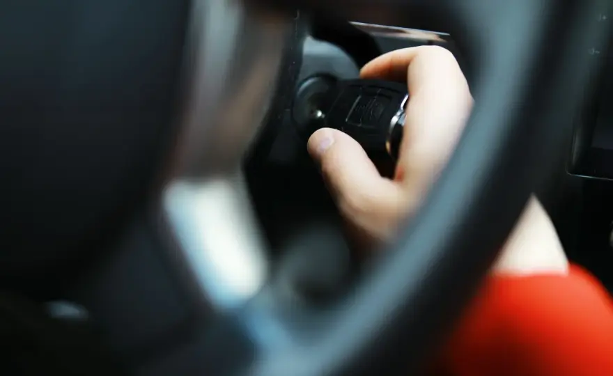 Jak ruszyć autem z manualną skrzynią biegów? Prosty przewodnik