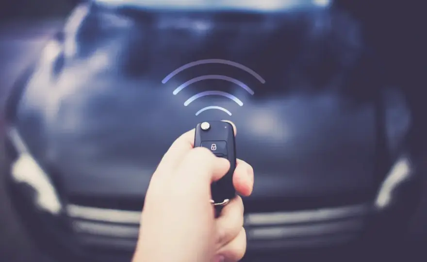 Alarm samochodowy wyje? Szybkie sposoby na uciszenie i reset