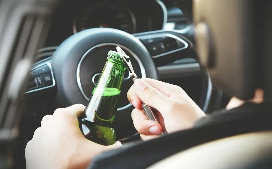 Spożywanie alkoholu a jazda samochodem – ile wynoszą limity w różnych krajach w Europie?