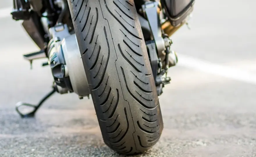 Wymiana opon motocyklowych – jak przeprowadzić ją prawidłowo?