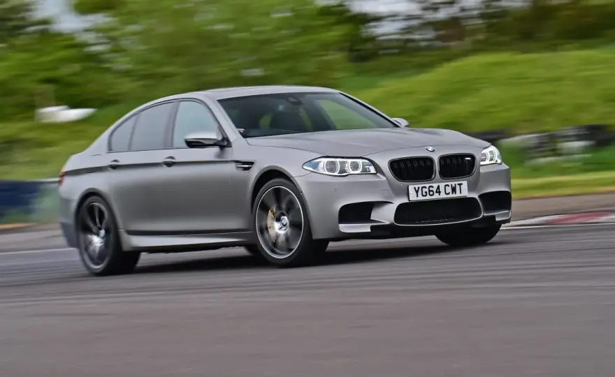 BMW M5 F10 – niezwykłe osiągi, luksus i technologie, które zachwycają