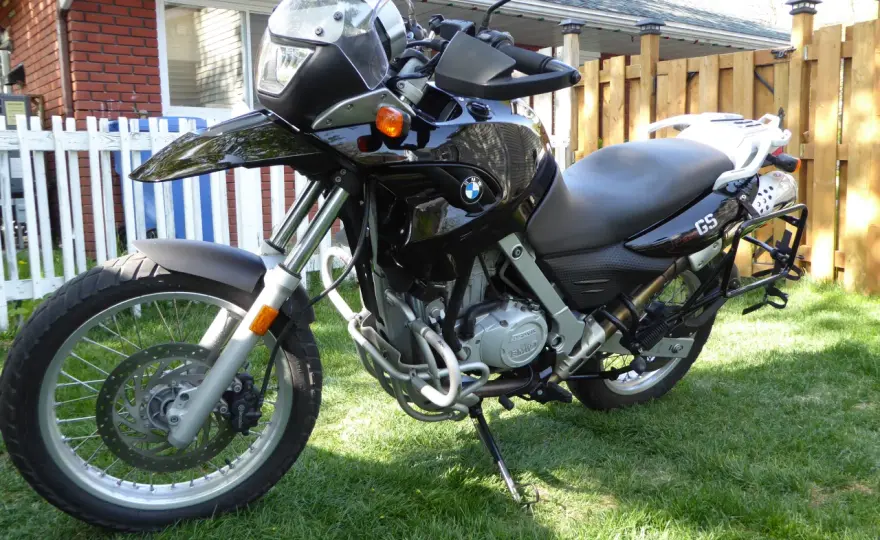 BMW F 650 GS – dlaczego to najlepszy wybór dla początkujących motocyklistów?