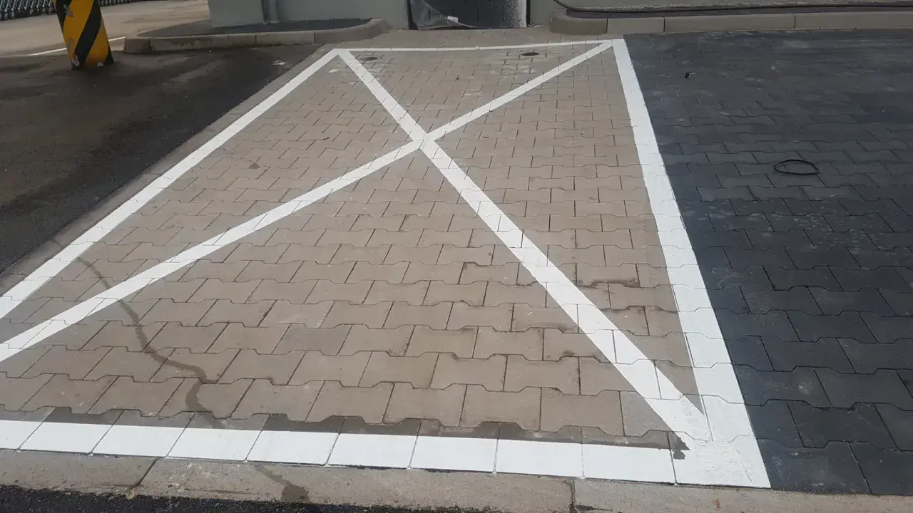 Nowe linie wyznaczają parking z kopertą, czyli miejsce dla osób niepełnosprawnych.