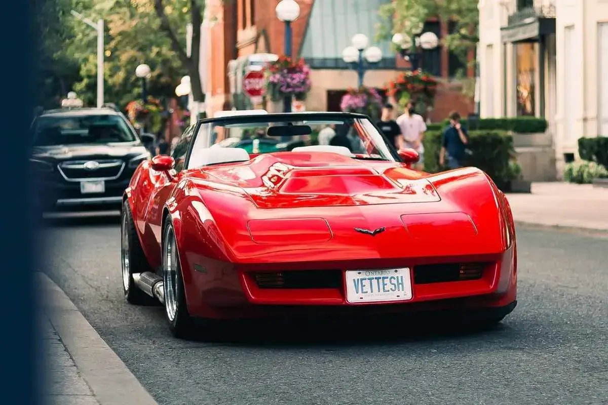Czerwony Chevrolet Corvette na ulicy. Zastanawiasz się, ile wynosi cło z USA na samochód?