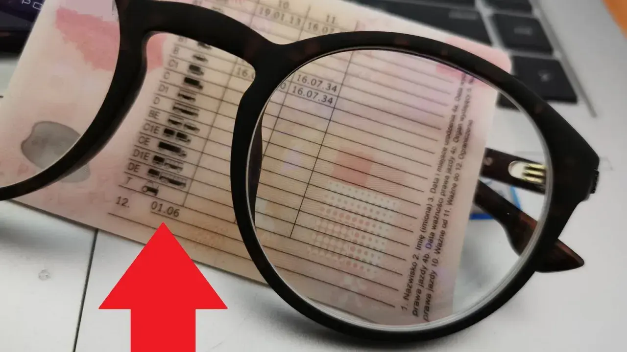 Okulary na dokumencie prawa jazdy. Czy do zdjęcia na prawo jazdy można mieć okulary? Tak, jeśli nie zasłaniają twarzy.
