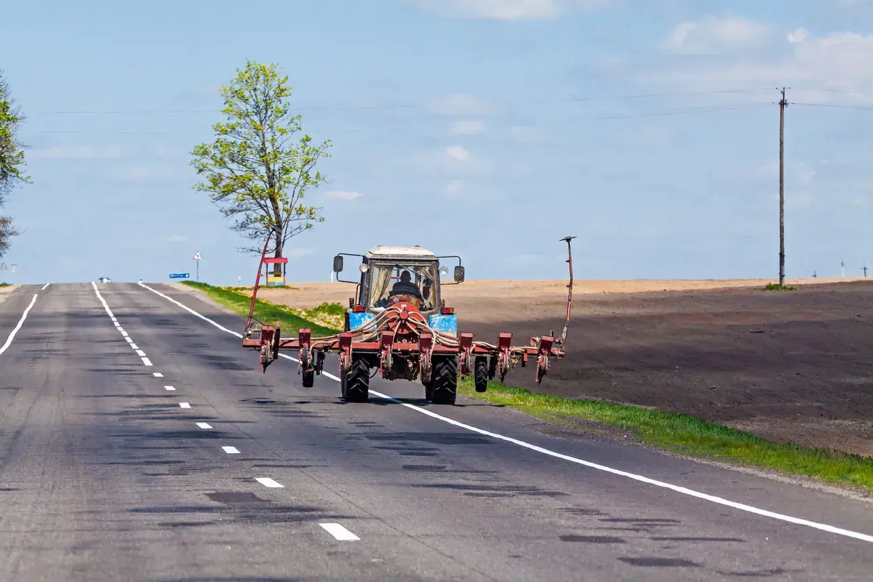 Traktor z siewnikiem jedzie po drodze. Czy traktorkiem kosiarka można jeździć po drodze? To zależy od jego przeznaczenia.