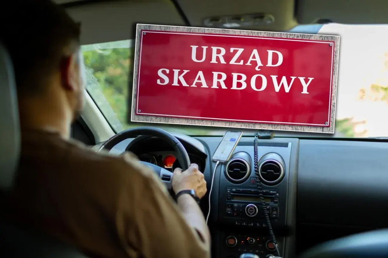 Kierowca w samochodzie widzi tablicę "Urząd Skarbowy", zastanawiając się, ile podatku od zakupu auta zapłaci.