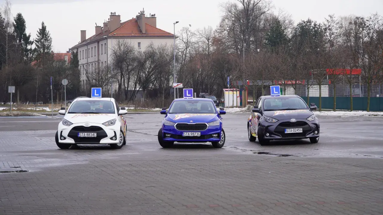 Trzy samochody z literą "L" na dachu, gotowe do nauki jazdy. Idealne do kursu prawa jazdy online.