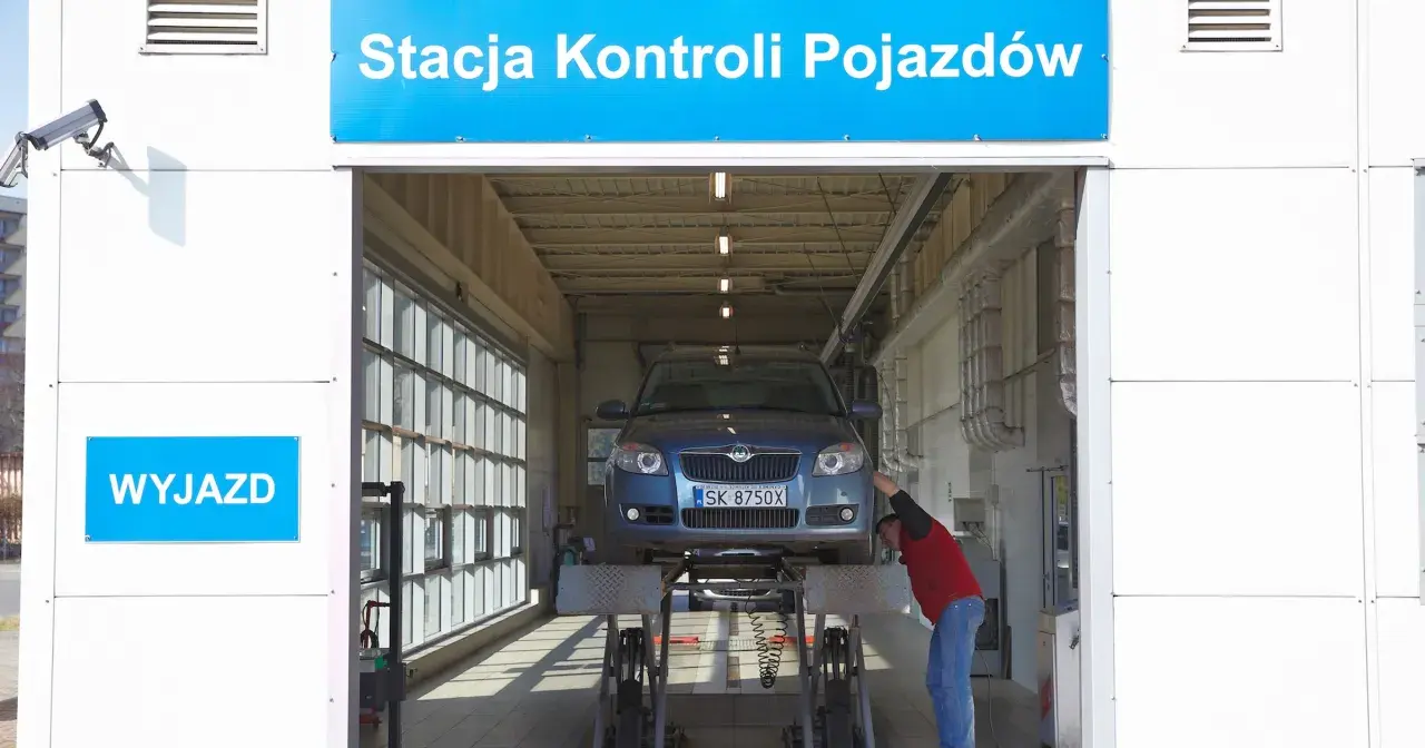 Pracownik sprawdza auto na podnośniku. Dowiedz się, ile kosztuje diagnostyka auta.