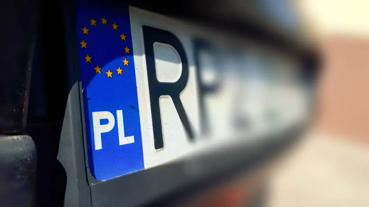 Tablica rejestracyjna z symbolem PL i gwiazdkami UE. To ważny element, gdy zastanawiasz się, co jest potrzebne do rejestracji samochodu.