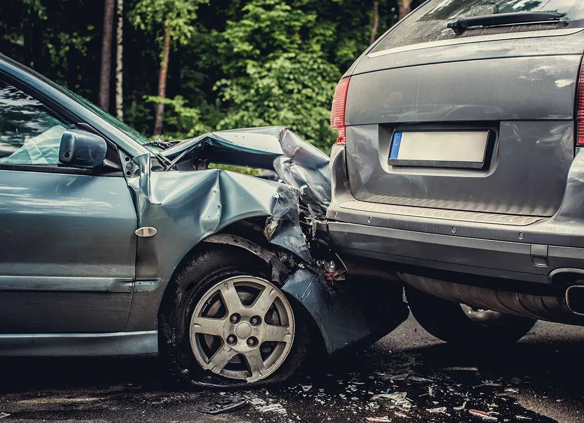 Zmiażdżone samochody po wypadku. Zastanawiasz się, co grozi za wypadek śmiertelny?