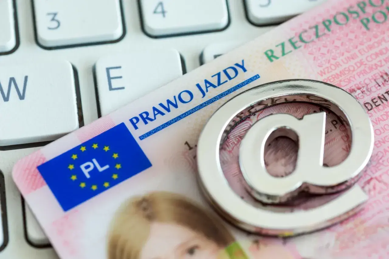 Klawiatura i symbol @ na dokumencie "Prawo jazdy". Zastanawiasz się, gdzie kupić prawo jazdy?
