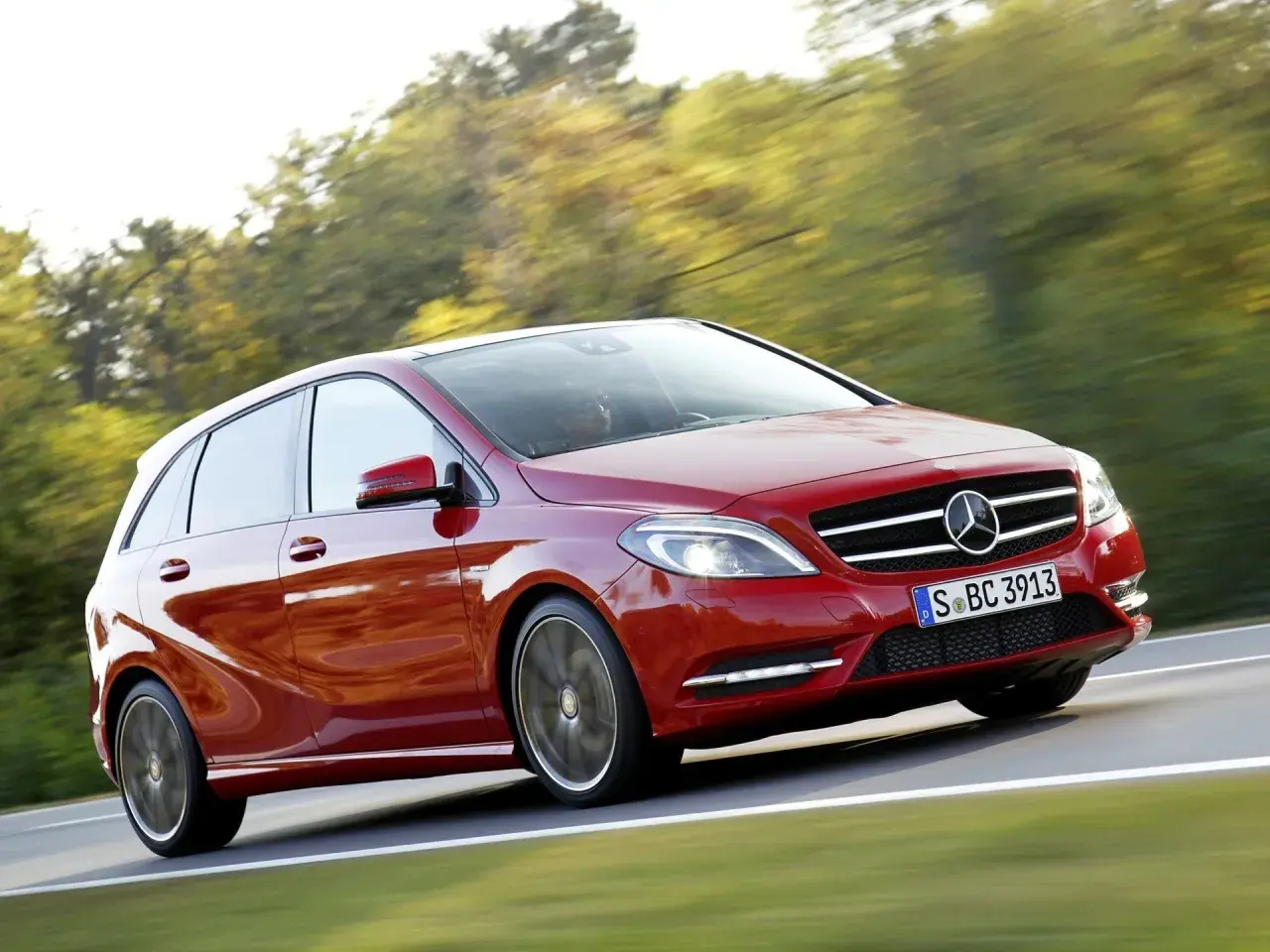 Mercedes Klasy B benzynowy – specyfikacja, historia i komfort jazdy
