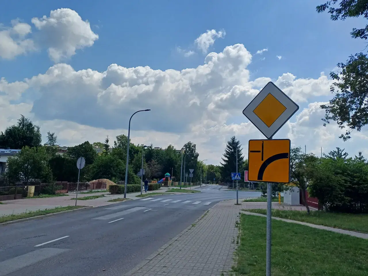 Znak "ustąp pierwszeństwa" i znak informujący o zakazie wyprzedzania. Pamiętaj, że masz obowiązek zachować bezpieczny odstęp od omijanego pojazdu.