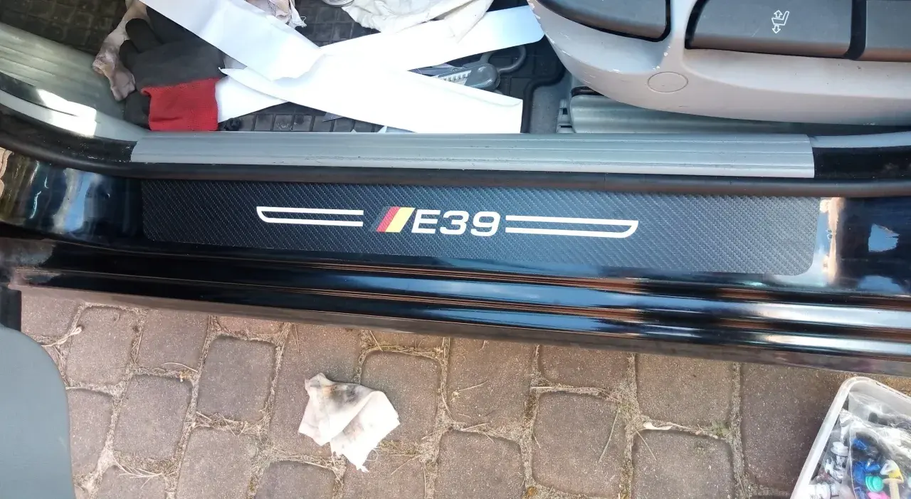 Nakładki progowe E39 z włókna węglowego. Zastanawiasz się, ile kosztuje wstawienie progów w samochodzie?