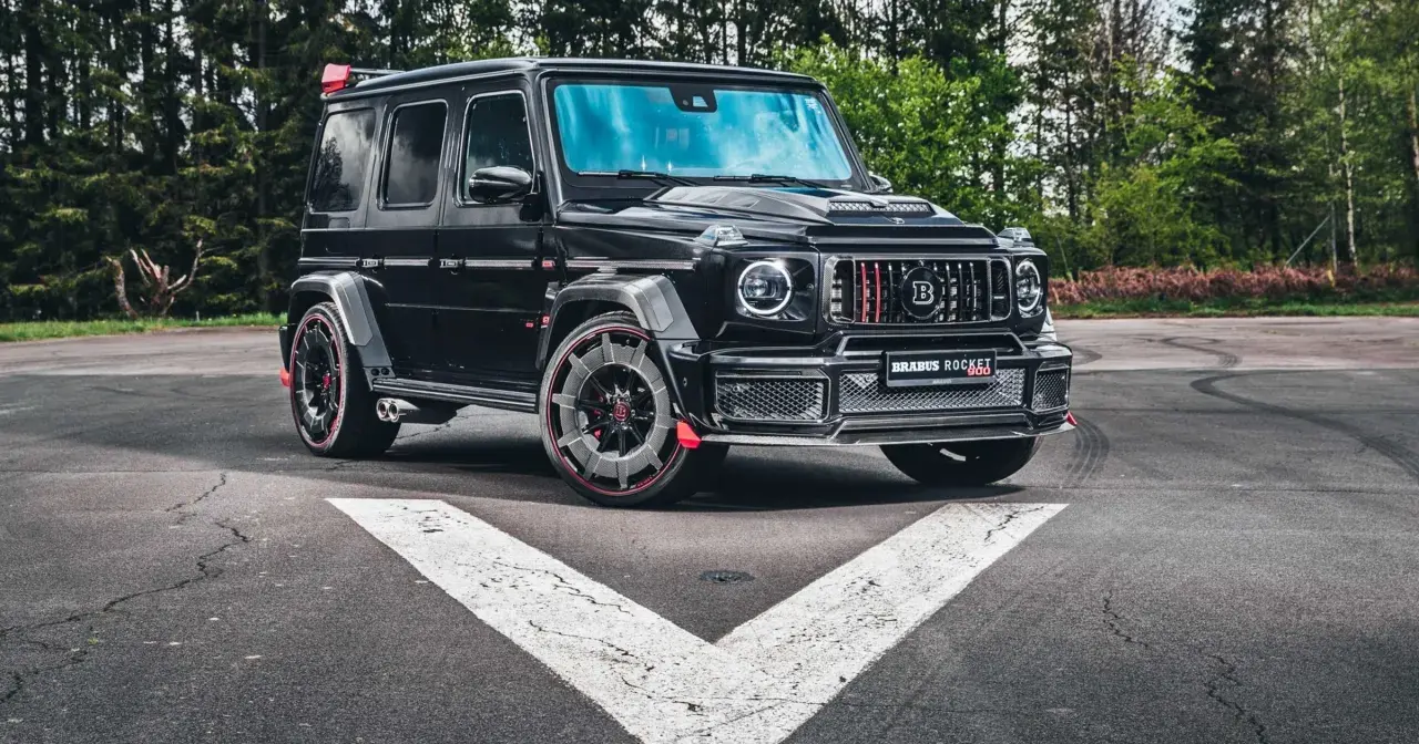 Czarny Brabus Rocket 900, czyli ile kosztuje Mercedes G klasa Brabus? Potężny SUV na tle lasu.