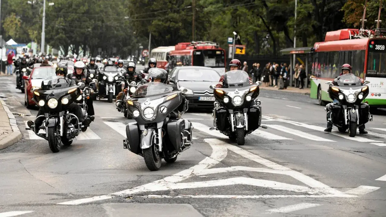 Motocykliści w kolumnie na drodze. Pamiętaj, jaki odstęp należy zachować wyprzedzając motocyklistę, by zapewnić bezpieczeństwo.