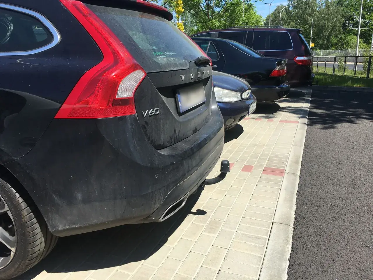 Czarny Volvo V60 z zamontowanym hakiem. Zastanawiasz się, ile kosztuje legalizacja haka w samochodzie?