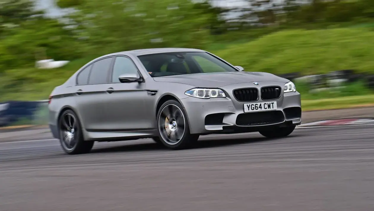 BMW M5 F10 – niezwykłe osiągi, luksus i technologie, które zachwycają