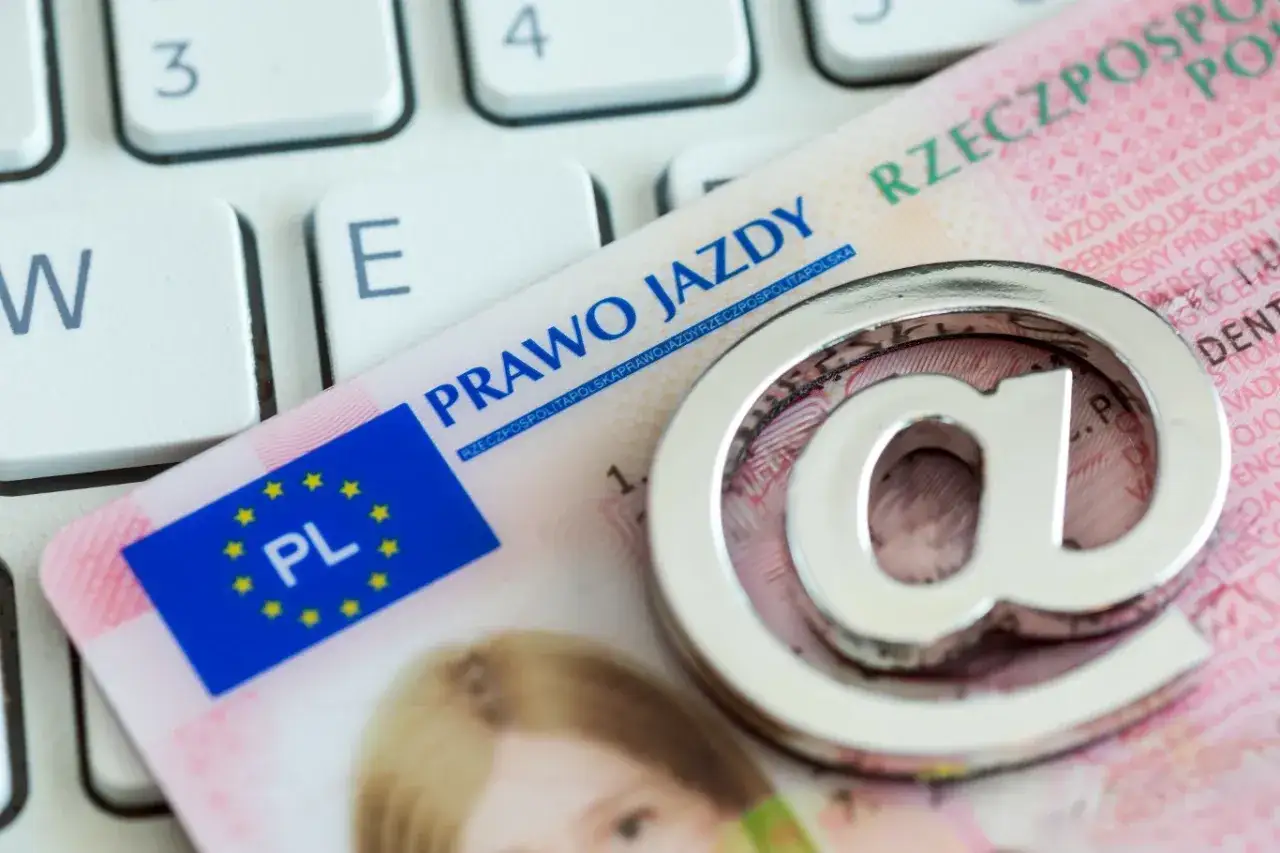 Klawiatura i symbol @ na dokumencie
