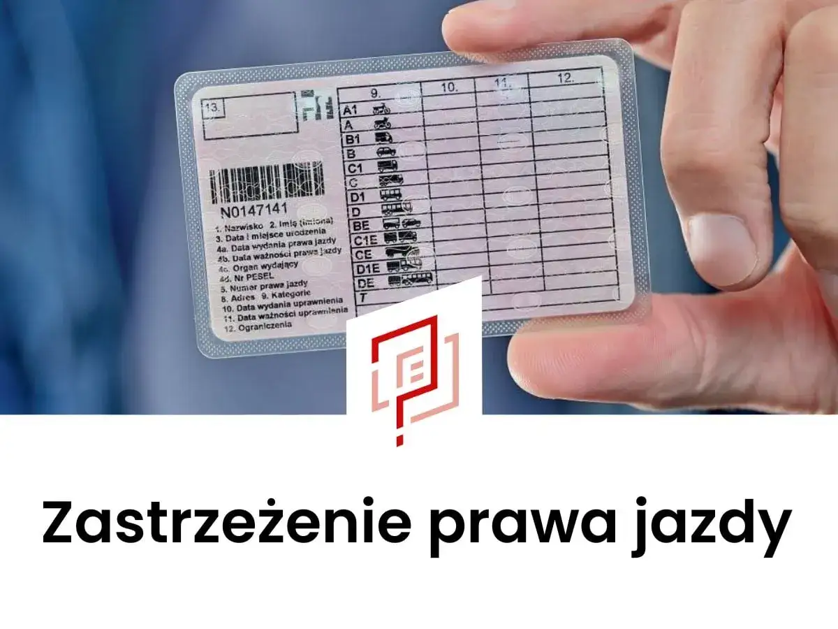 Dłoń trzyma prawo jazdy. Dowiedz się, jak zastrzec prawo jazdy, aby uniknąć problemów.
