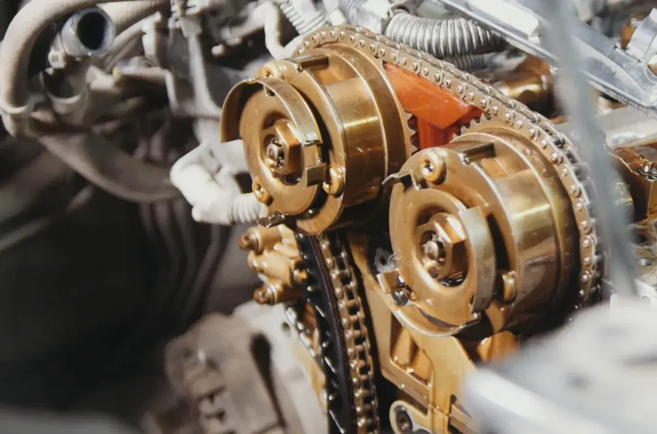Zbliżenie na mechanizm rozrządu z łańcuchem. Warto pamiętać, co ile wymiana rozrządu, by uniknąć awarii silnika.
