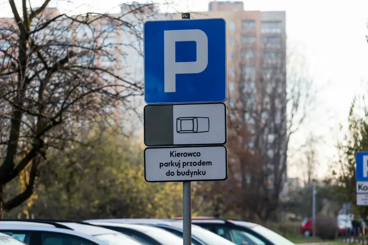 Znak P z ikoną samochodu i napisem 
