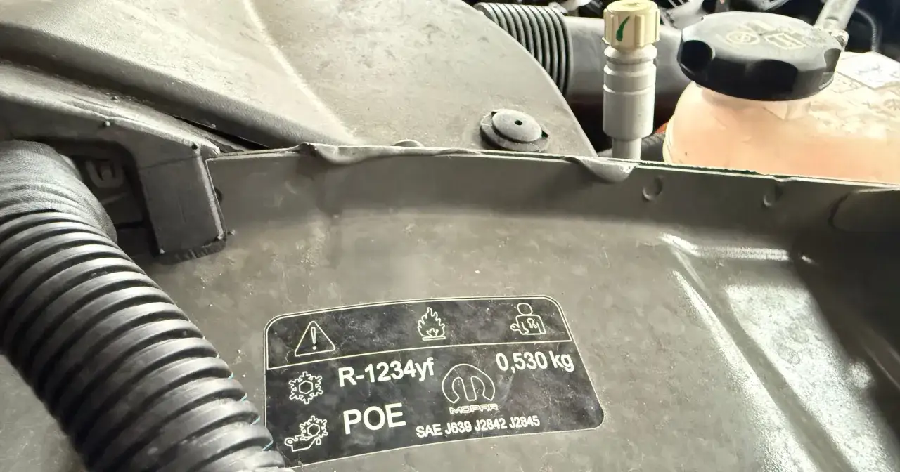 Naklejka pod maską informuje, ile czynnika do klimatyzacji (R-1234yf, POE) potrzeba: 0,530 kg.