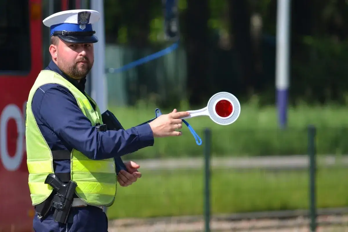 Policjant kieruje ruchem, trzymając lizak. Zastanawiasz się, ile punktów karnych można mieć?