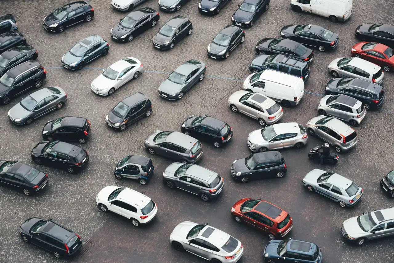 Wiele samochodów na parkingu, jak zarejestrować samochód? Zobacz, jak zaparkować auto i załatwić formalności.