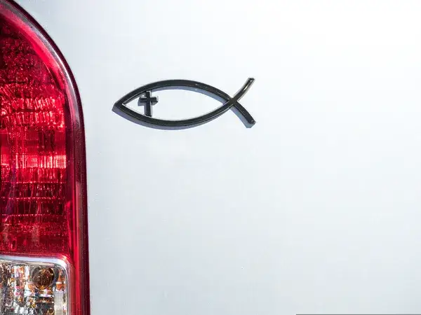Zdjęcie Co oznacza rybka na samochodzie? Symbolika i znaczenie w wierze