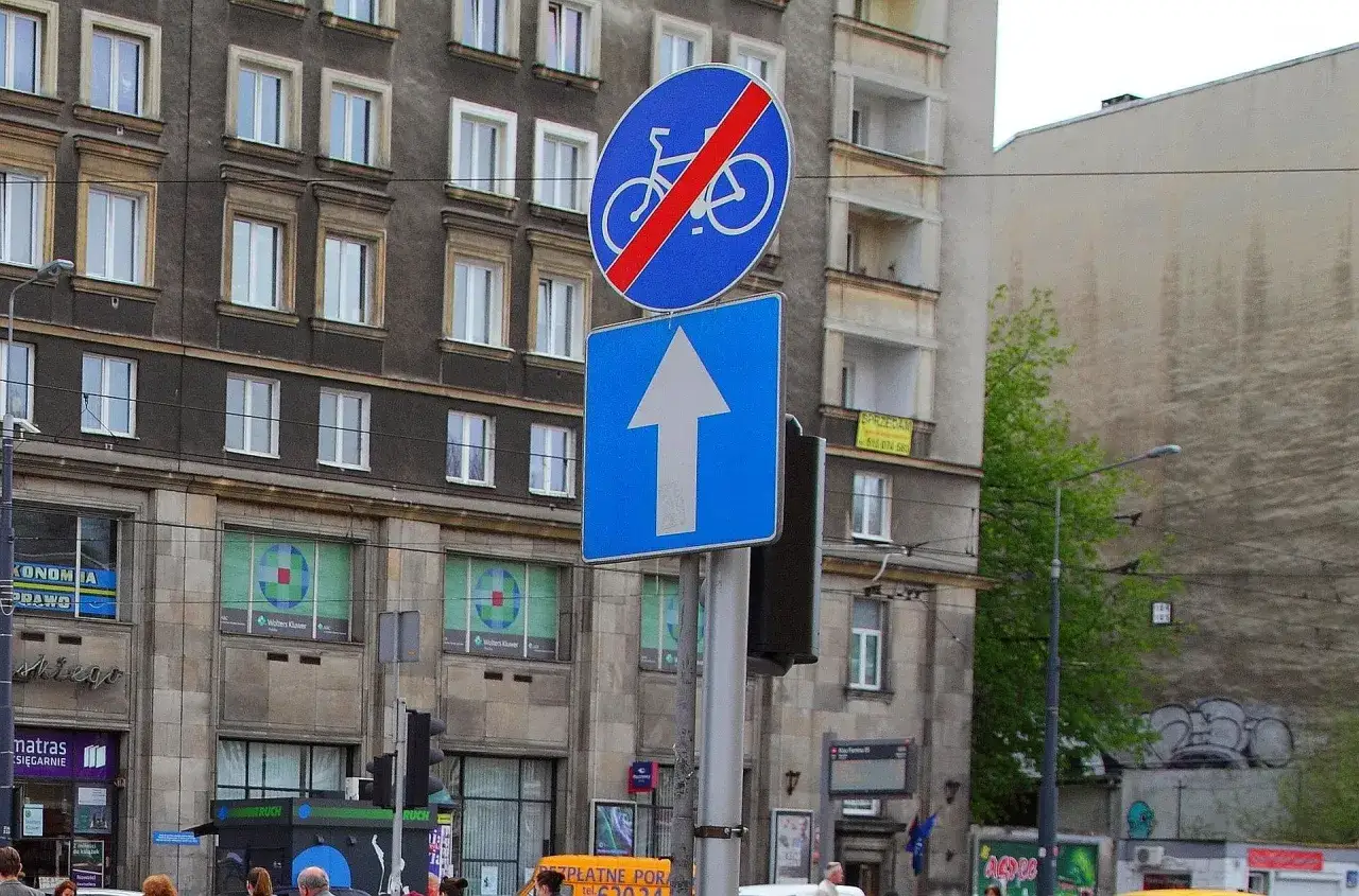Zdjęcie Znaki drogowe: Jak rozpoznać drogę jednokierunkową?