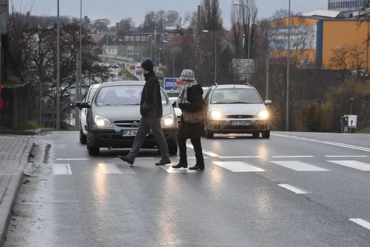 Para pieszych przechodzi przez jezdnię na oznakowanym przejściu. Kierowcy zgodnie z kodeksem drogowym ustępują im pierwszeństwa.