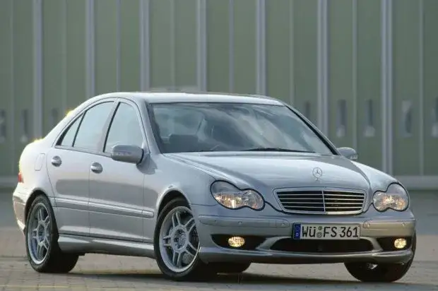 Zdjęcie Mercedes-Benz C32 AMG – niezwykła historia, technika i osiągi sportowe
