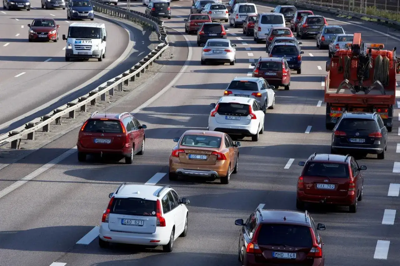 Korki na autostradzie, wiele samochodów, w tym kombi. Może to być obrazek ilustrujący jak sprowadzić auto ze Szwecji.