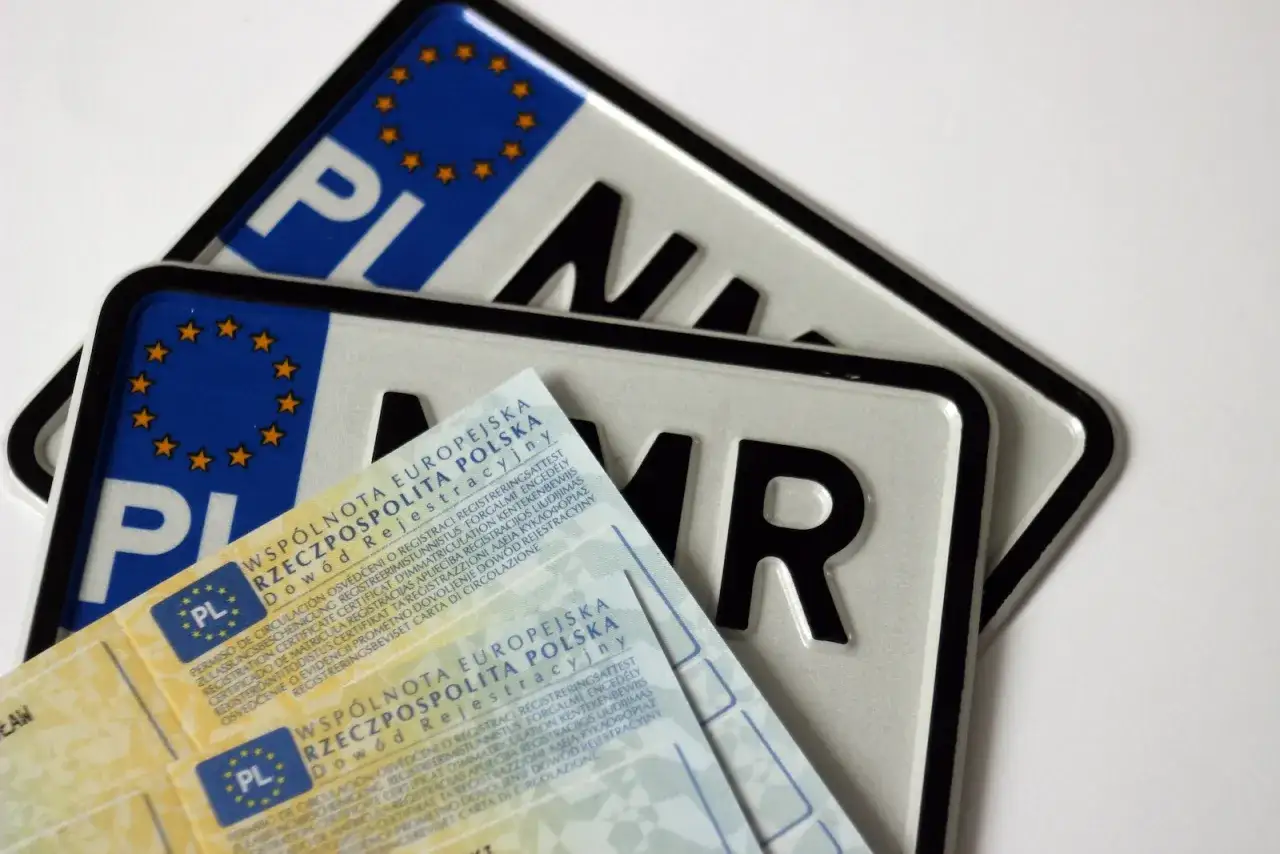Polskie tablice rejestracyjne i dowody rejestracyjne. Zastanawiasz się, ile trwa przerejestrowanie auta? Dokumenty te są kluczowe w tym procesie.