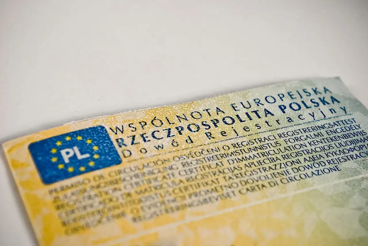 Dowód rejestracyjny pojazdu z oznaczeniem PL. Dokument ten jest kluczowy, gdy chcesz sprawdzić euro w aucie, np. podczas zakupu samochodu z zagranicy.