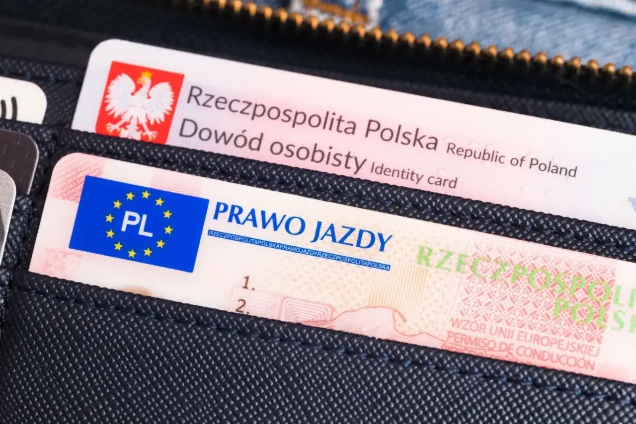 Portfel z dowodem osobistym i prawem jazdy. Numer blankietu prawa jazdy jest widoczny na dokumencie.